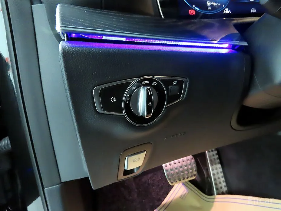 Фото 15 - Mercedes-Benz E-Class