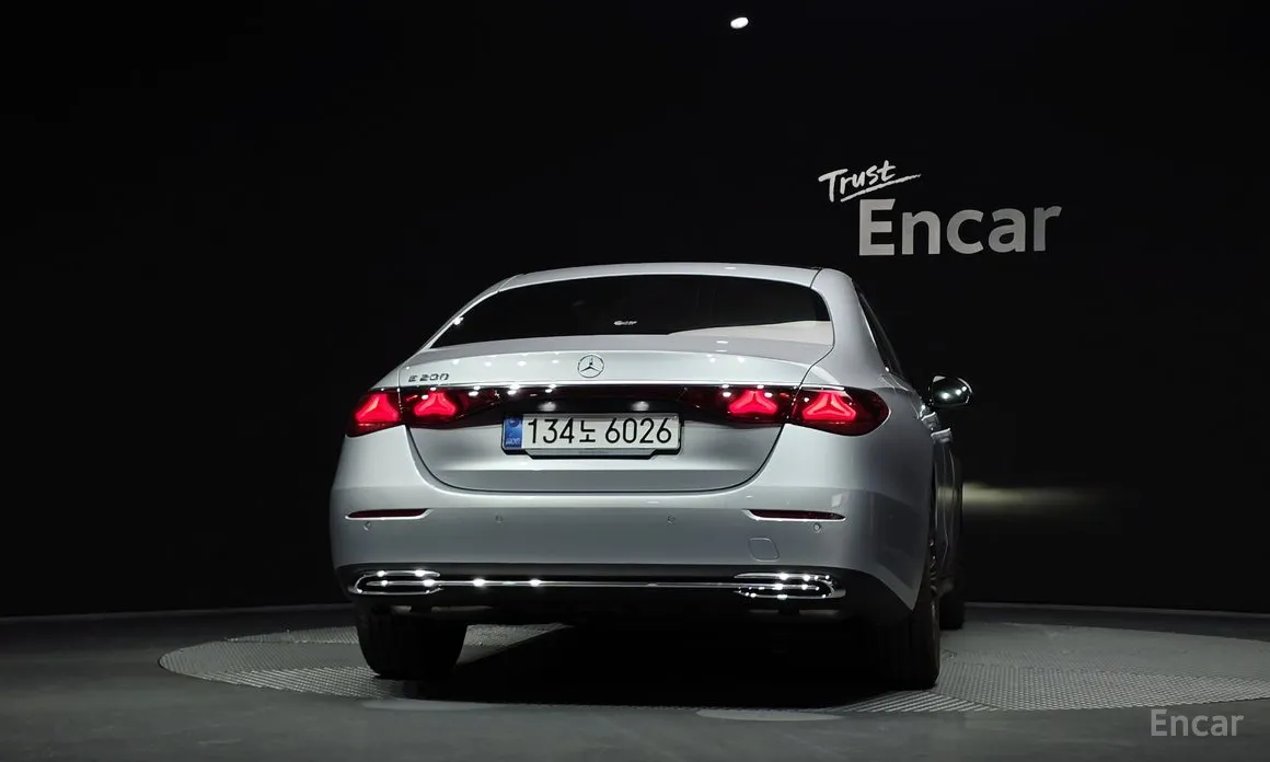 Фото 4 - Mercedes-Benz E-Class