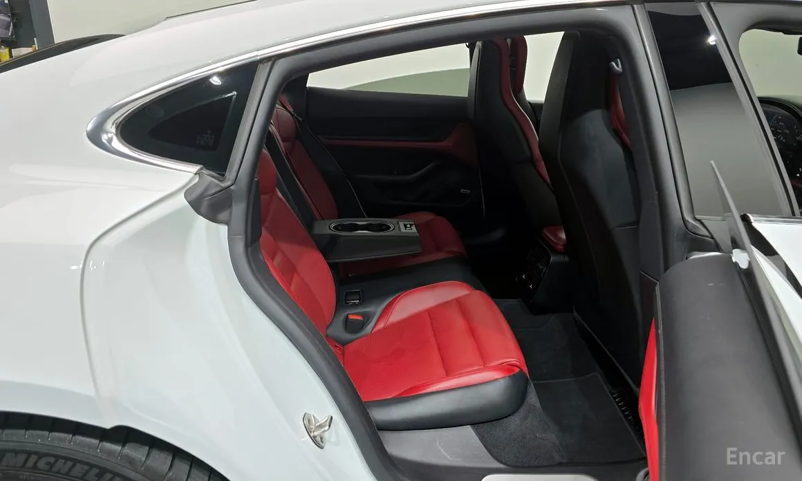 Фото 12 - Porsche Taycan