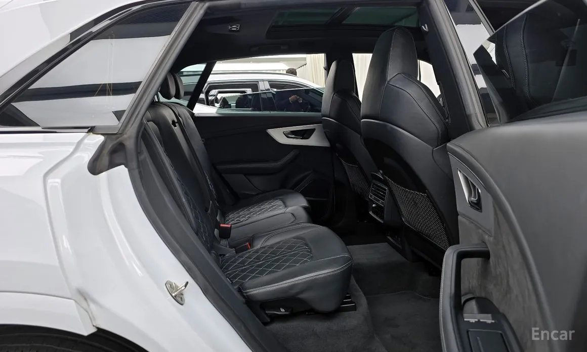 Фото 12 - Audi Q8