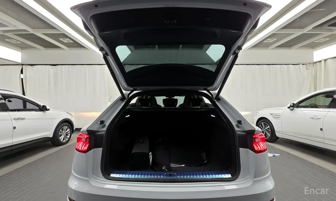 Фото 20 - Audi Q8