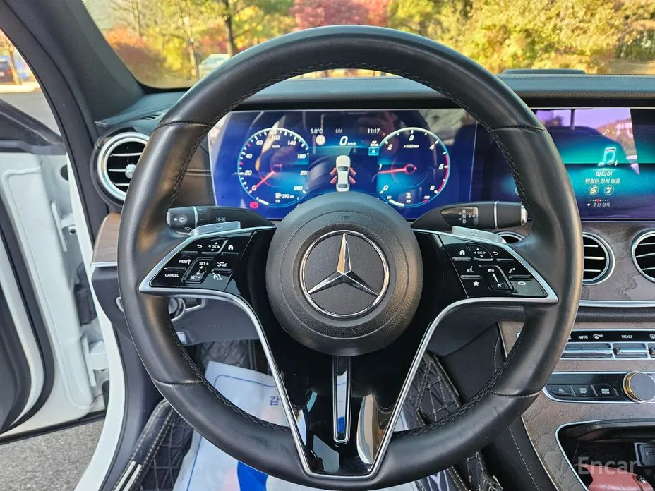 Фото 16 - Mercedes-Benz E-Class