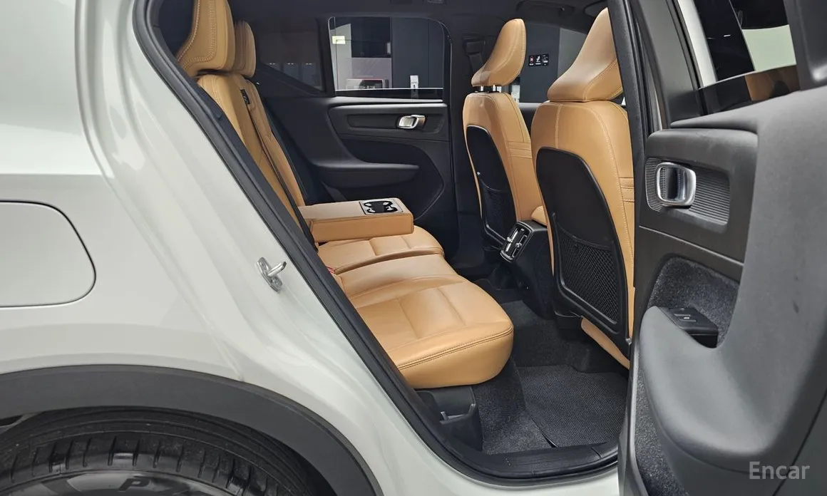 Фото 12 - Volvo XC40