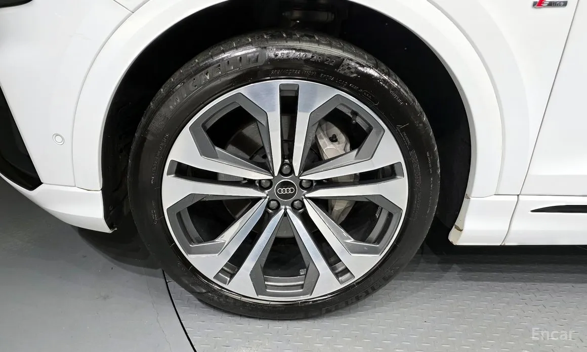 Фото 5 - Audi Q8