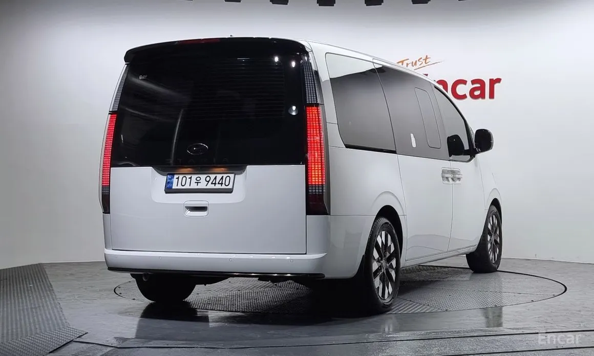 Фото 2 - Hyundai Staria