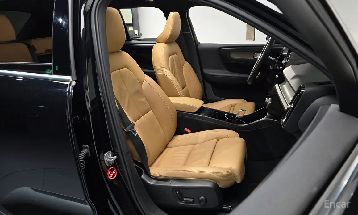 Фото 10 - Volvo XC40