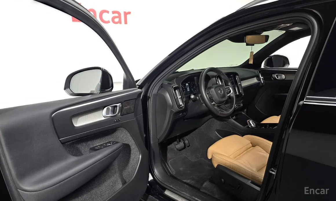 Фото 12 - Volvo XC40