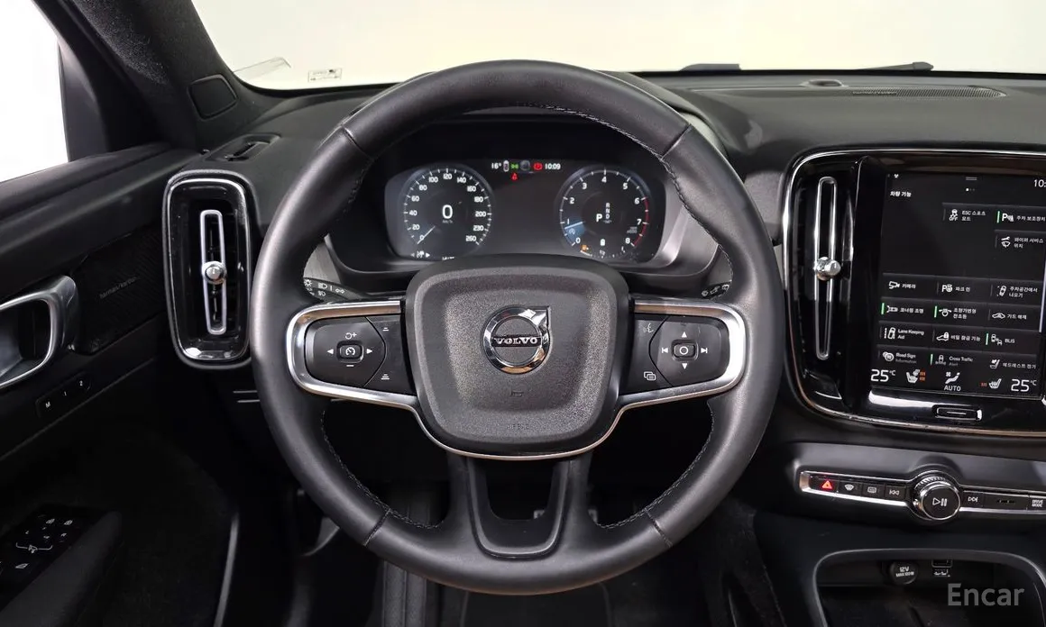 Фото 13 - Volvo XC40