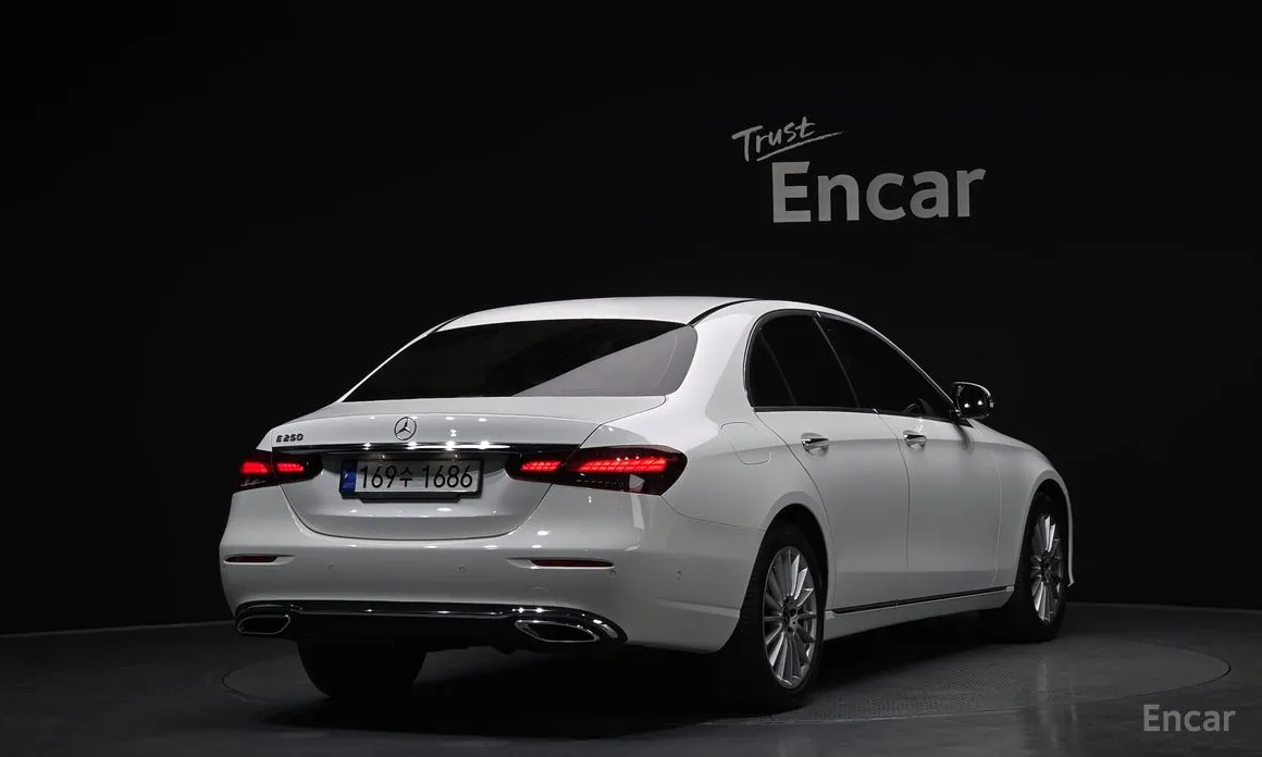 Фото 2 - Mercedes-Benz E-Class
