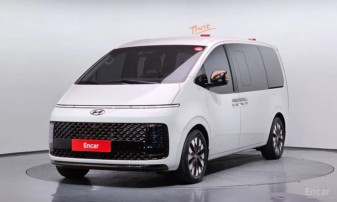 Фото 1 - Hyundai Staria