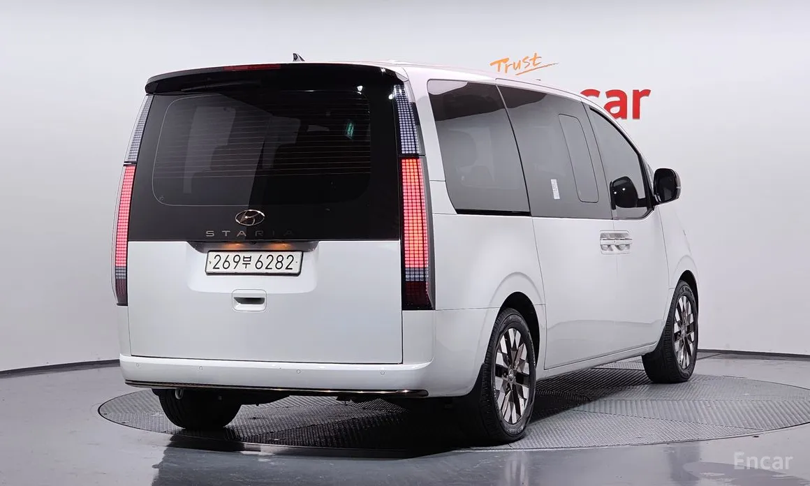 Фото 2 - Hyundai Staria