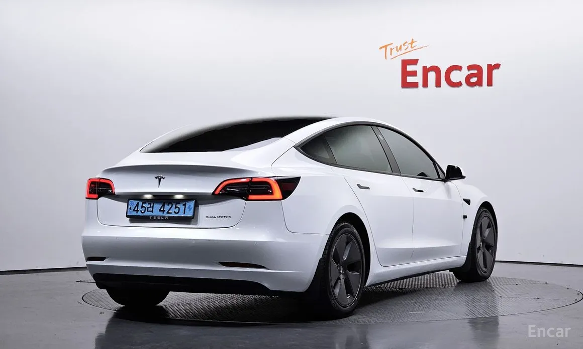 Фото 2 - Tesla Model 3