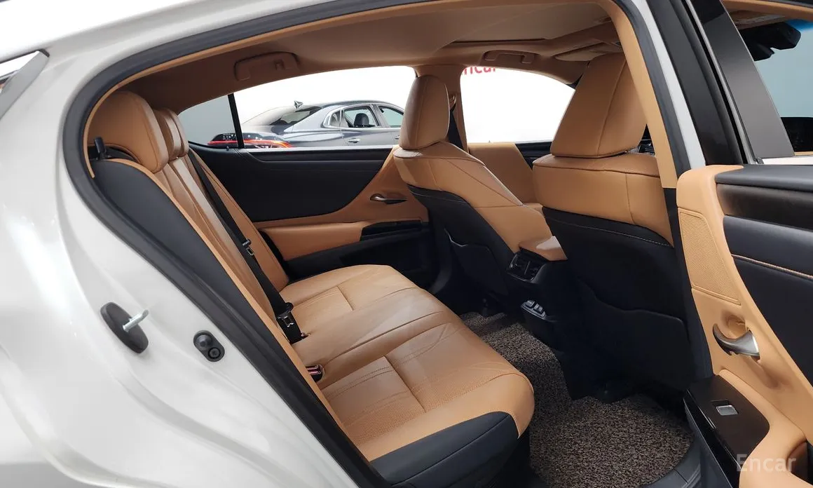 Фото 12 - Lexus ES