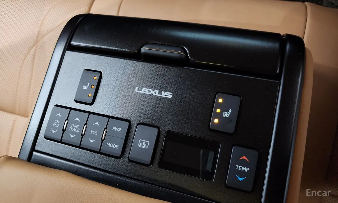 Фото 19 - Lexus ES