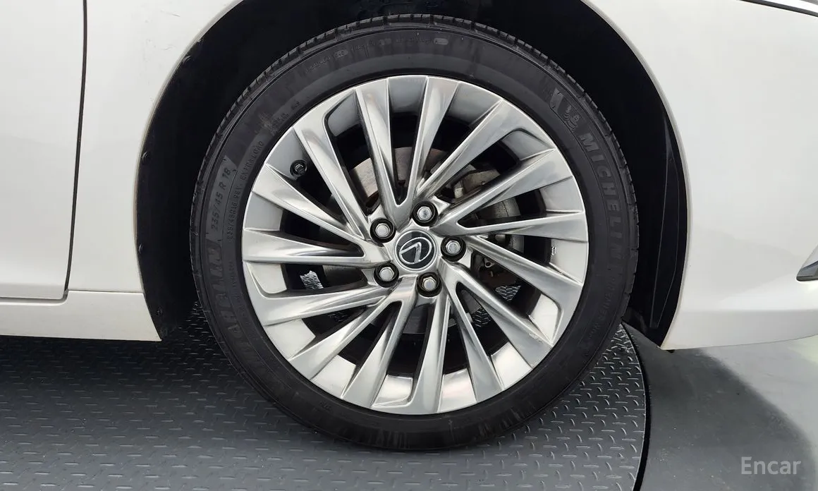 Фото 5 - Lexus ES