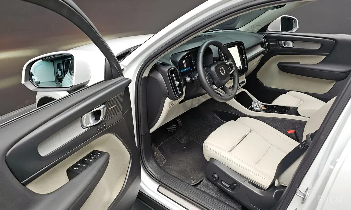 Фото 12 - Volvo XC40