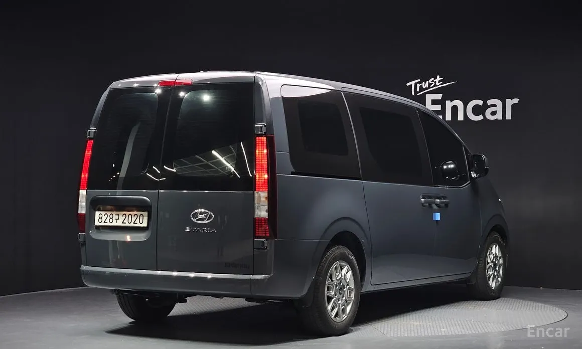 Фото 2 - Hyundai Staria