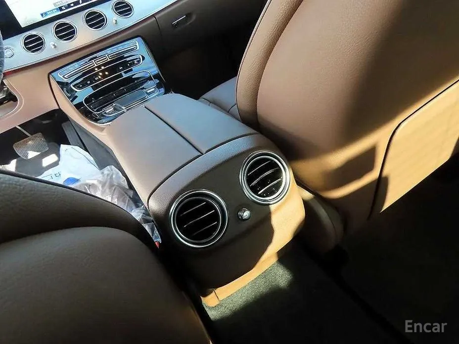 Фото 16 - Mercedes-Benz E-Class