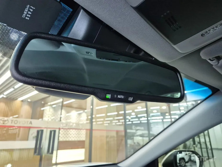 Фото 14 - Toyota Camry