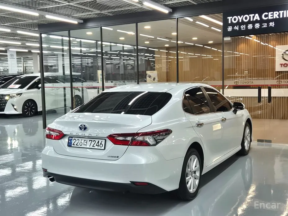 Фото 2 - Toyota Camry