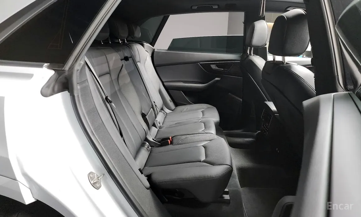 Фото 12 - Audi Q8