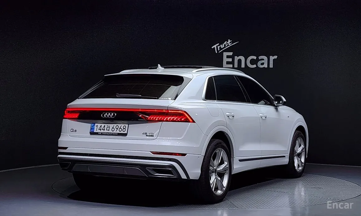 Фото 2 - Audi Q8