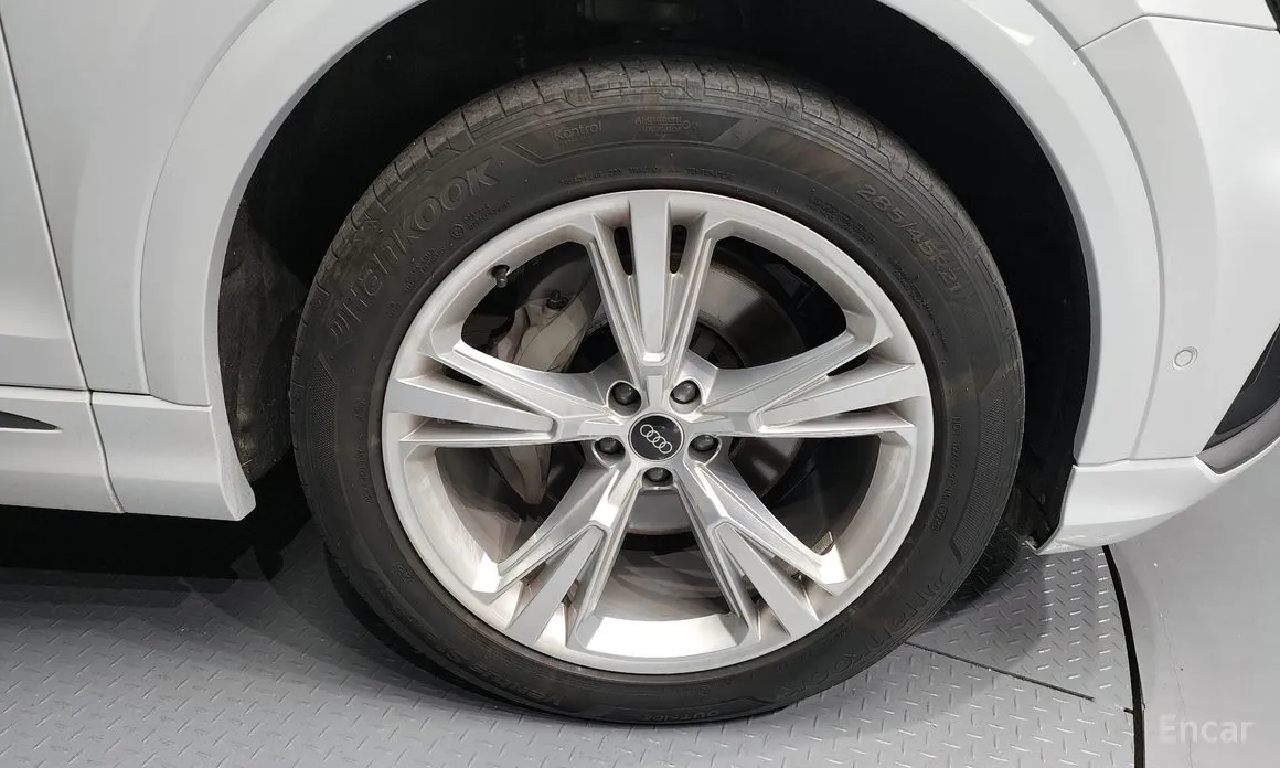 Фото 5 - Audi Q8