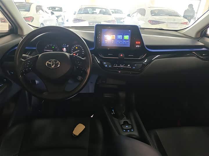 Фото 10 - Toyota C-HR