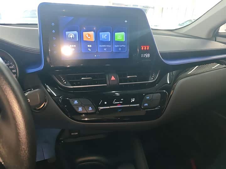 Фото 13 - Toyota C-HR