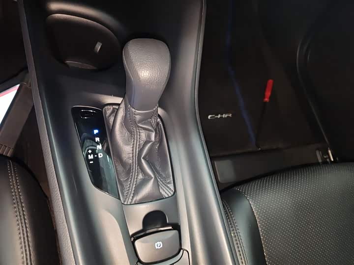 Фото 14 - Toyota C-HR