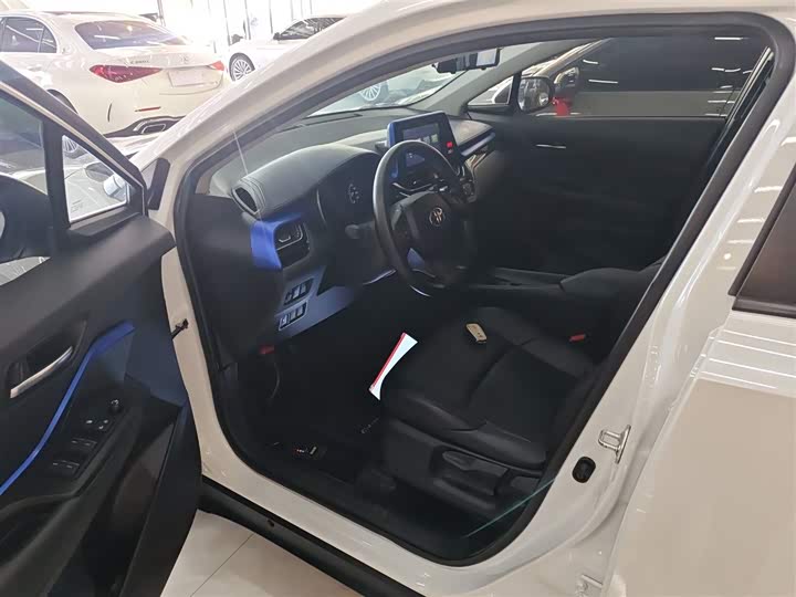 Фото 16 - Toyota C-HR