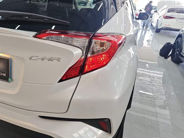 Фото 8 - Toyota C-HR
