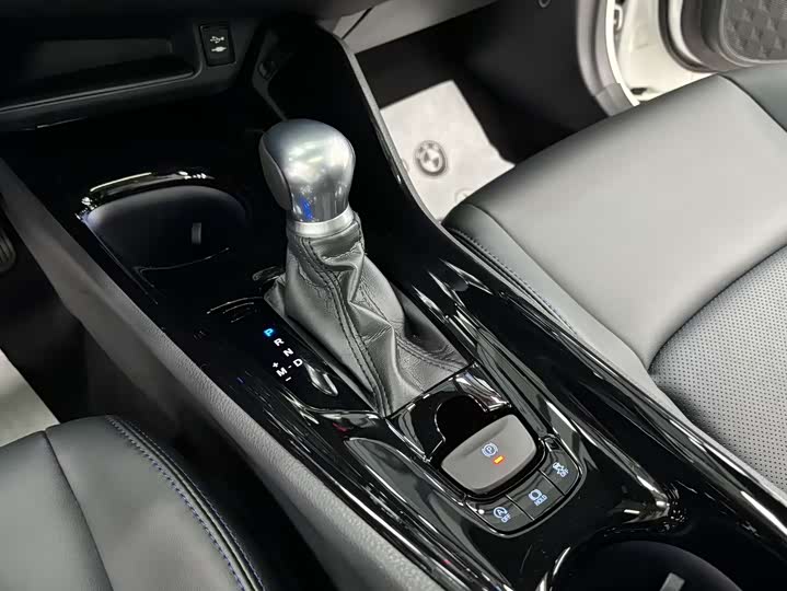 Фото 10 - Toyota C-HR