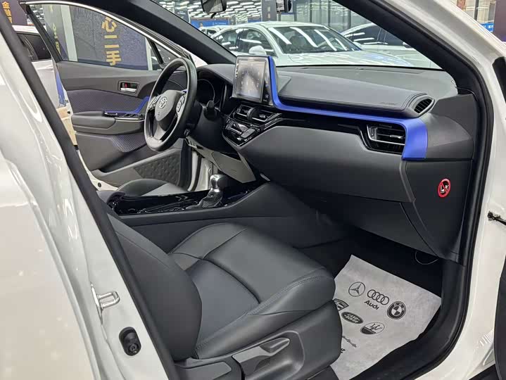 Фото 13 - Toyota C-HR