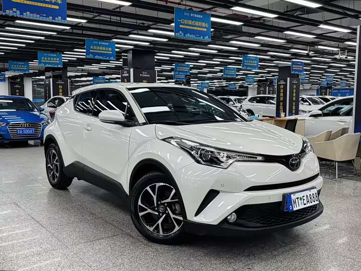Фото 3 - Toyota C-HR