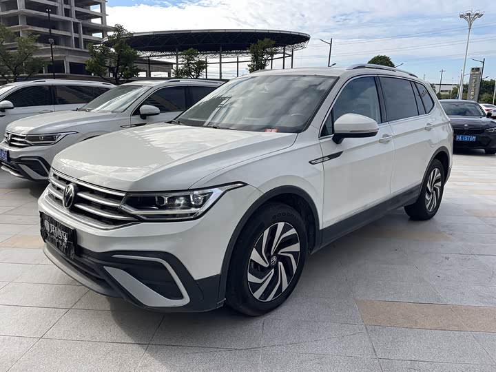 Фото 1 - Volkswagen Tiguan L Pro