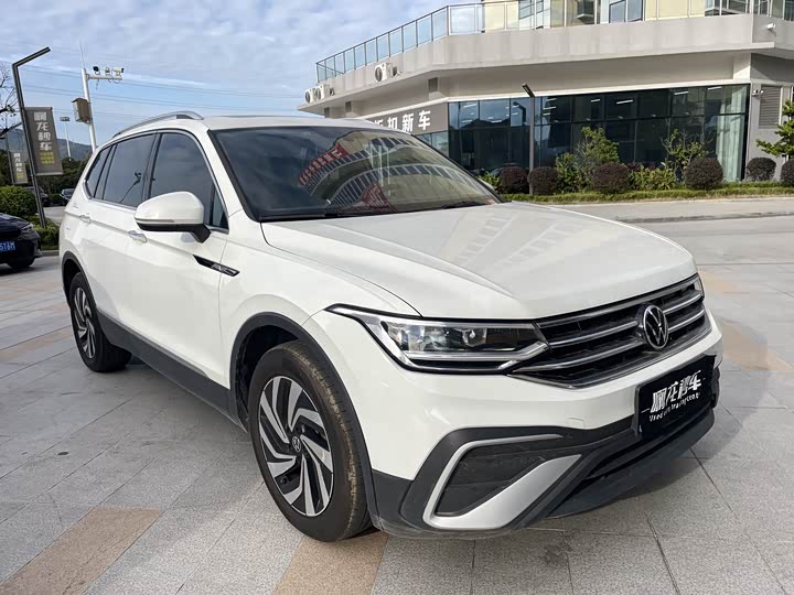 Фото 3 - Volkswagen Tiguan L Pro