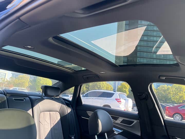 Фото 13 - Audi A6L