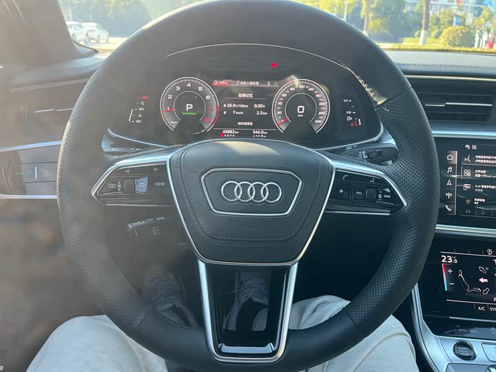 Фото 15 - Audi A6L