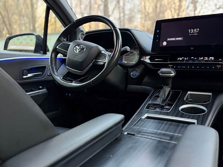 Фото 13 - Toyota Sienna