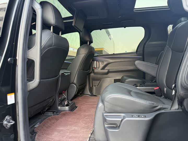 Фото 4 - Toyota Sienna