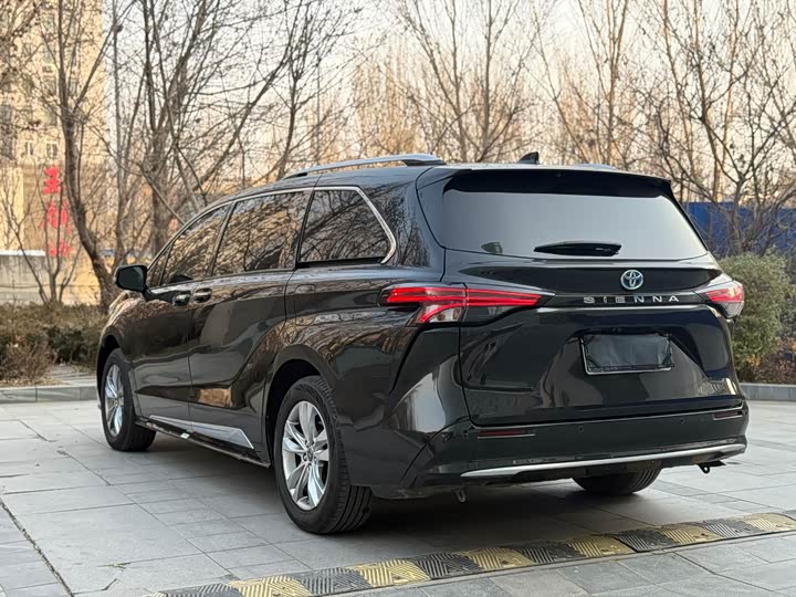 Фото 9 - Toyota Sienna