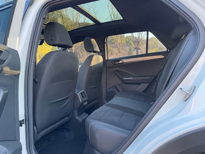 Фото 13 - Volkswagen T-Roc