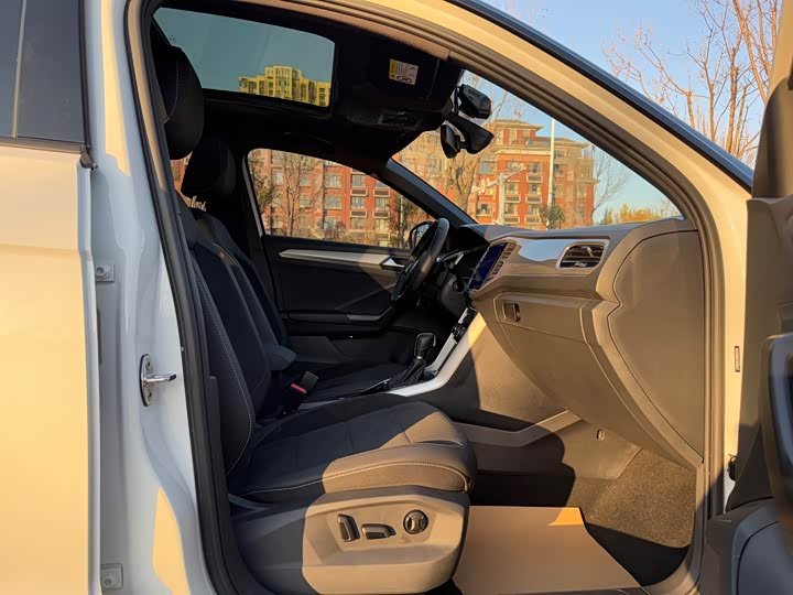 Фото 19 - Volkswagen T-Roc