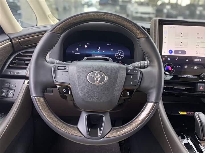 Фото 16 - Toyota Alphard