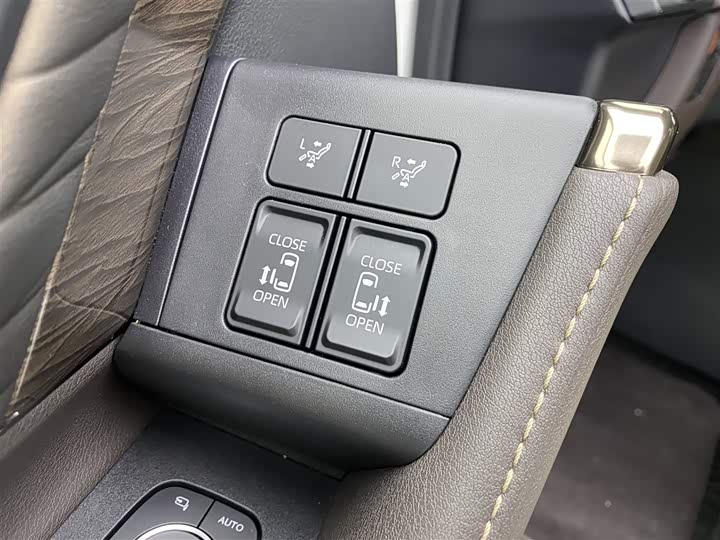 Фото 24 - Toyota Alphard