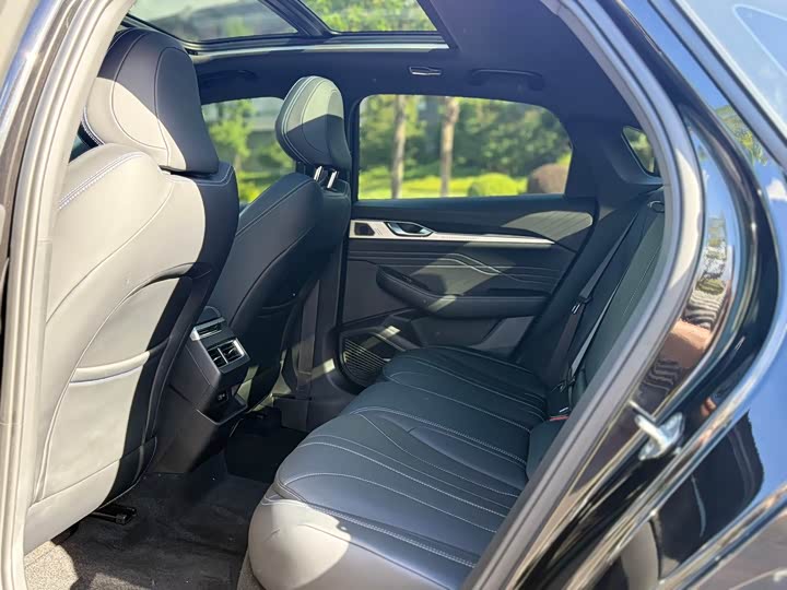 Фото 9 - Geely Preface