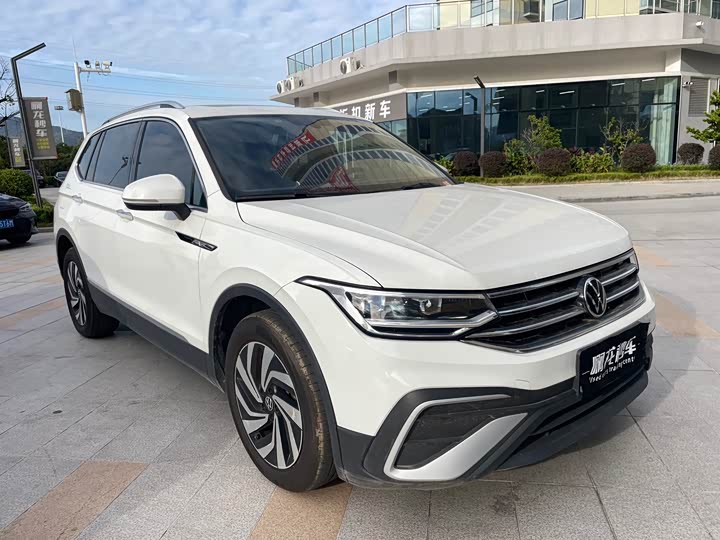 Фото 2 - Volkswagen Tiguan L Pro