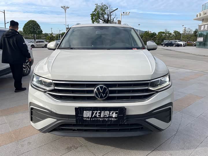 Фото 3 - Volkswagen Tiguan L Pro