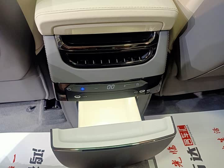 Фото 19 - Zeekr 009